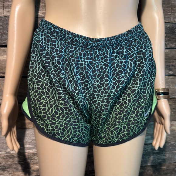💰BOGO FREE Ladies’ Nike Running Shorts - Picture 2 of 5